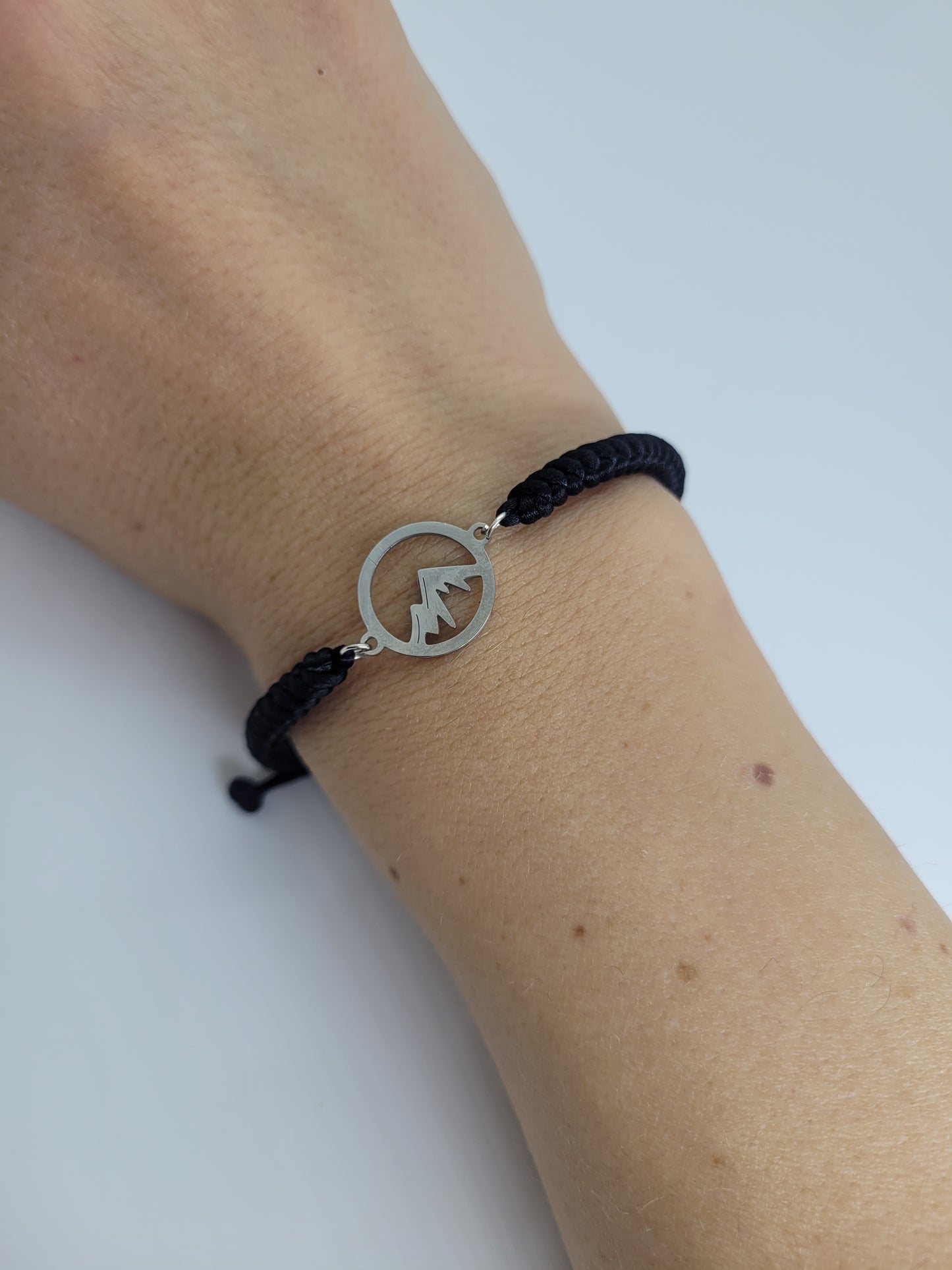 Makramee Armband mit Bergmotiv